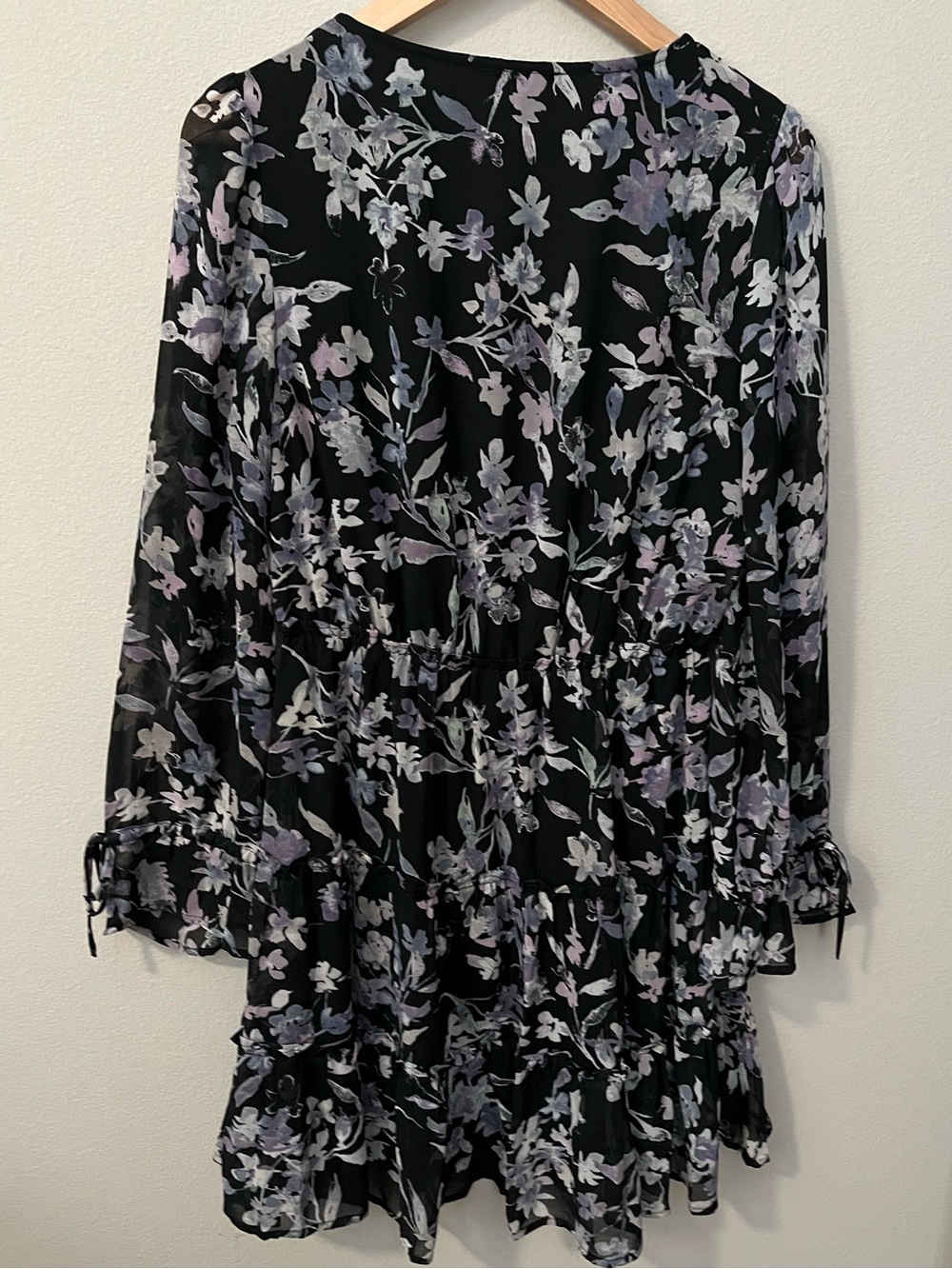 lovestitch Black Floral V-Neck Tiered Mini Dress • Size Medium • EUC - Picture 3 of 7